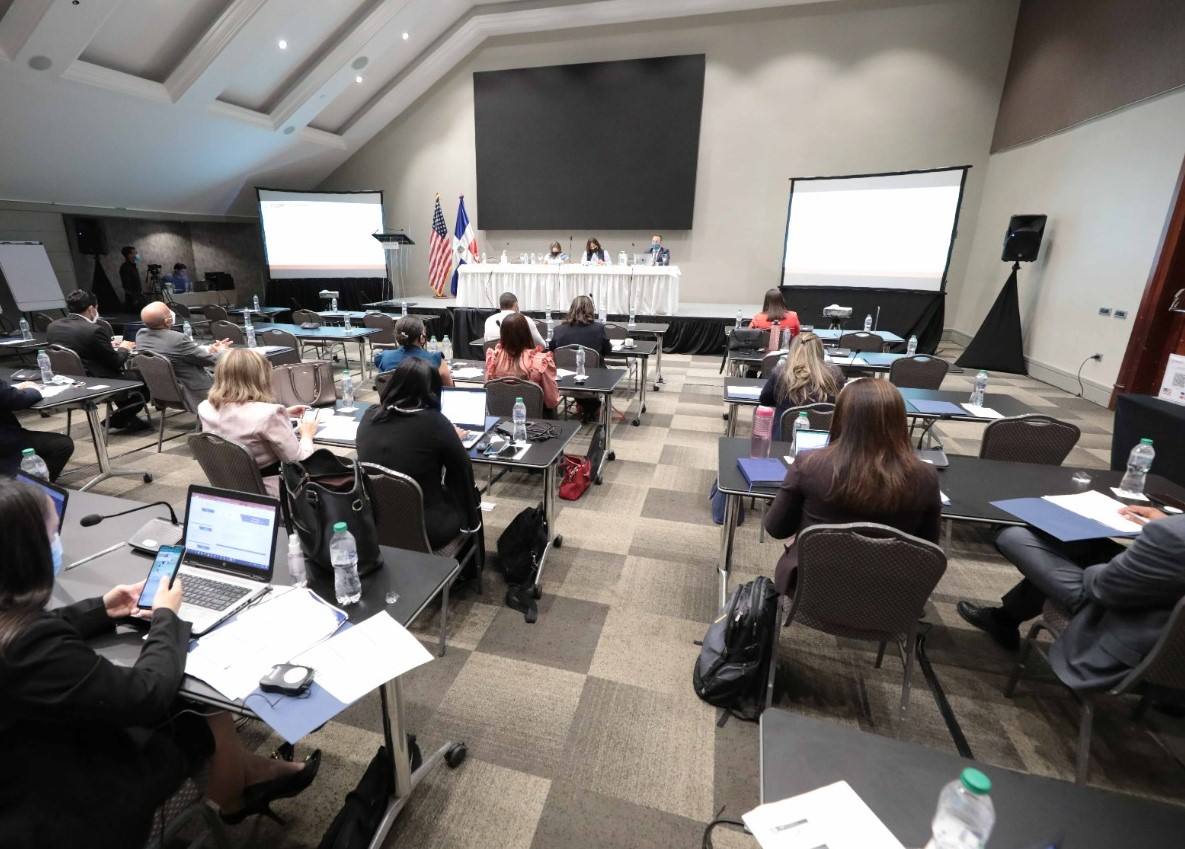 CLDP intermittent expert, John Meeuwissen, leads session on professionalization program design.