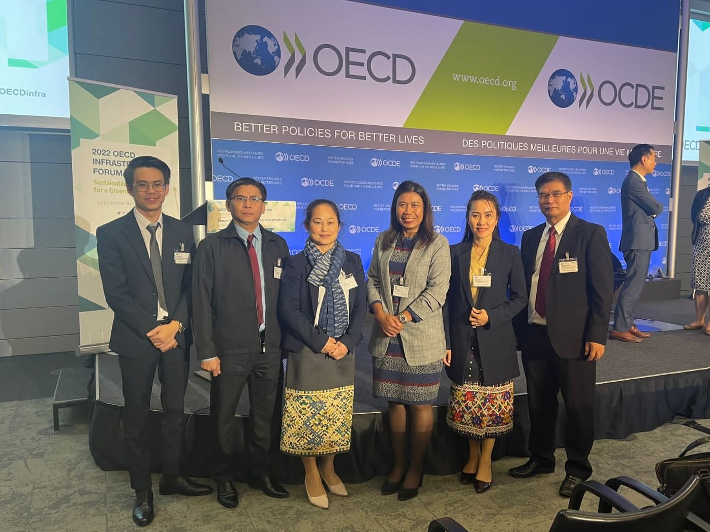 Carrousel: Laotian delegates meet with counterparts at the OECD, private law firms, and PPP organizations in Paris, France
