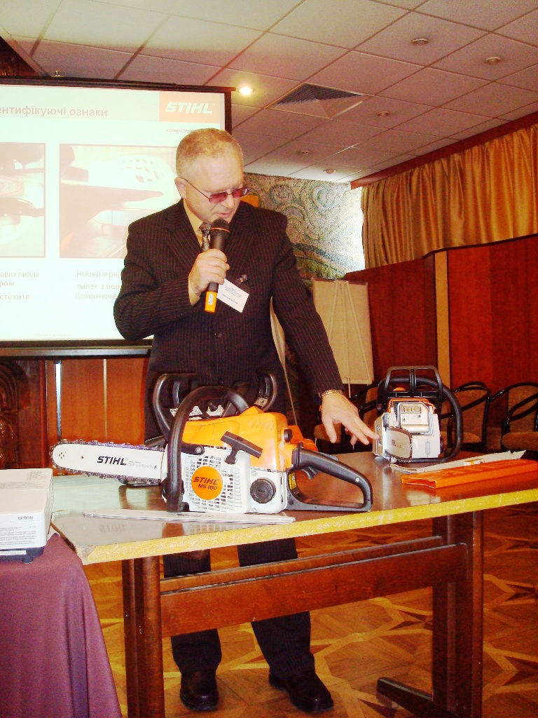 Stihl AG makes a presentation on the identification of counterfeits.