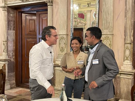 Image of Participants conversing with Expert