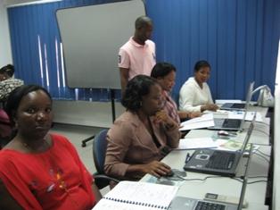 Luanda Provincial Court officials in computer training